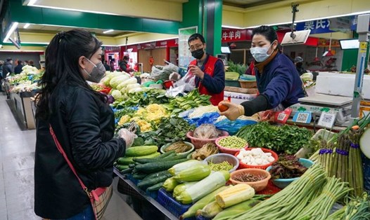 Giá rau xanh ở Trung Quốc tăng mạnh do mưa nhiều. Ảnh: Xinhua