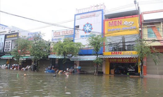 Đường biến thành sông, hàng trăm ngôi nhà bị ngập sâu ở Quảng Nam. Ảnh: Thanh Chung