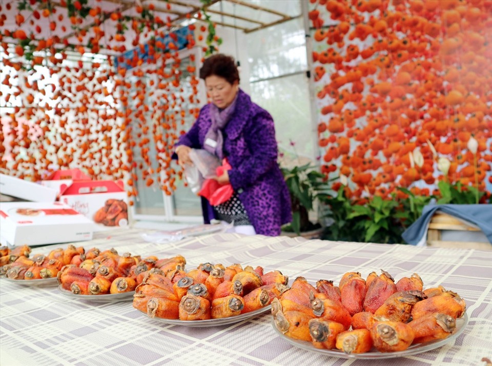 Hồng treo gió ở Đà Lạt dẻo nhưng vẫn giữ nguyên vị thơm ngọt. Ảnh Nhật Quỳnh