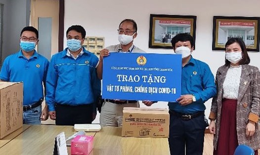 Lãnh đạo Công đoàn Khu kinh tế Nghi Sơn và các KCN trao quà, vật tư phòng chống dịch cho Công ty TNHH Sakurai Việt Nam. Ảnh: Thiên An