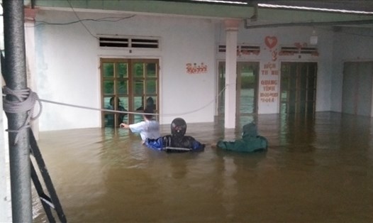 Mưa lớn khiến nhiều ngôi nhà ở Quảng Ngãi chìm trong biển nước. Ảnh: Nguyễn Đồng