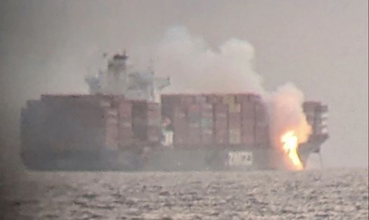 Cận cảnh vụ cháy tàu chở container hóa chất ngoài khơi bờ biển British Columbia, Canada. Ảnh: The Canadian Coast Guard