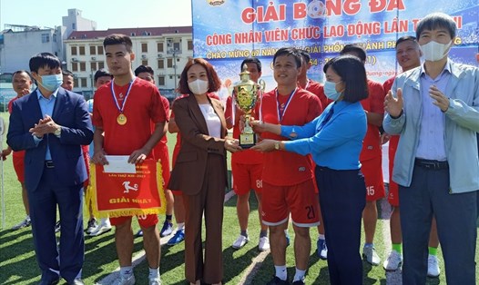 Công đoàn khối giáo dục TP.Hải Dương giành ngôi vô địch Giải bóng đá CNVCLĐ lần thứ 13. Ảnh Diệu Thuý