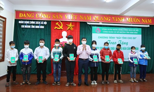 10 bộ máy tính bảng trị giá 50 triệu đồng đã được trao cho các em học sinh có hoàn cảnh khó khăn trên địa bàn tỉnh Ninh Bình. Ảnh: NT