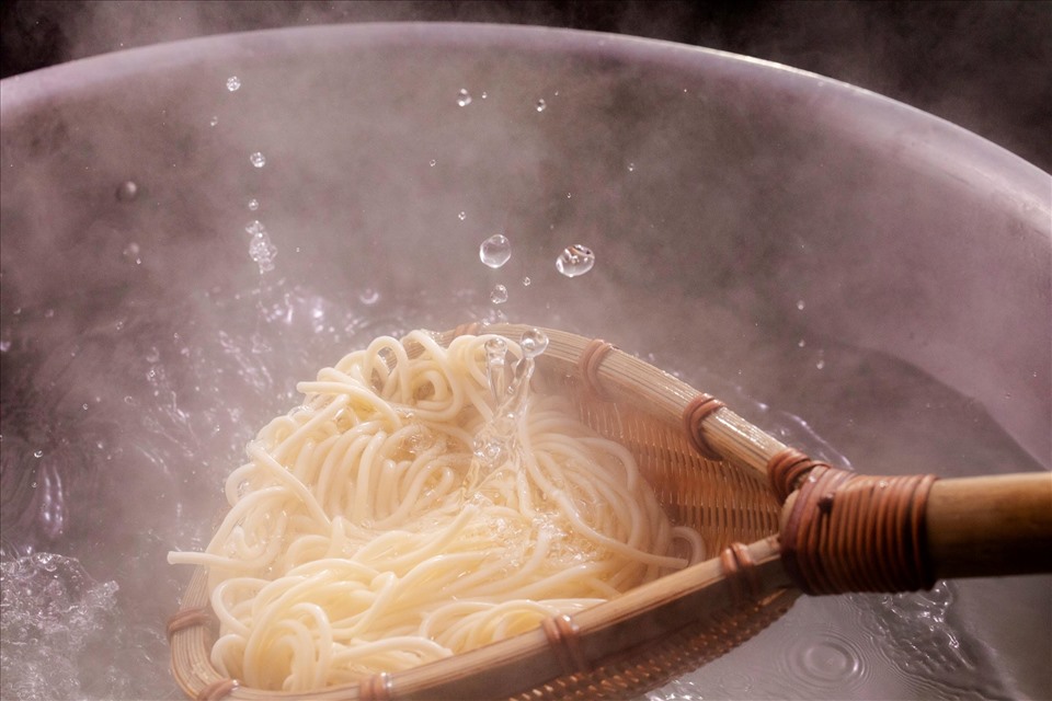 Theo chuyên gia, không nên trụng mì qua nước sôi trước khi ăn.