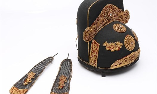 Hình ảnh rồng 4 móng trên mũ quan triều Nguyễn đang được đấu giá ở Tây Ban Nha.