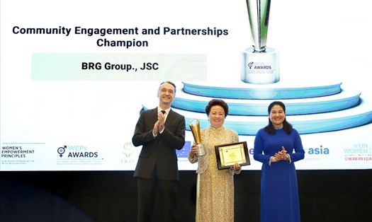Madame Nguyễn Thị Nga, Chủ tịch Tập đoàn BRG, tiếp nhận giải thưởng từ Ban Tổ chức
