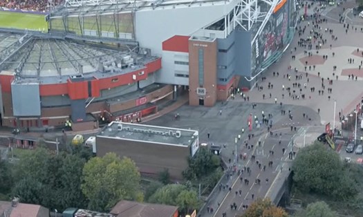 Một góc máy trên cao đã ghi lại được cảnh cổ động viên Manchester United lũ lượt rời sân Old Trafford trong giờ nghỉ giữa hiệp trận đấu Manchester United - Liverpool tối 25.10. Ảnh: ESPN
