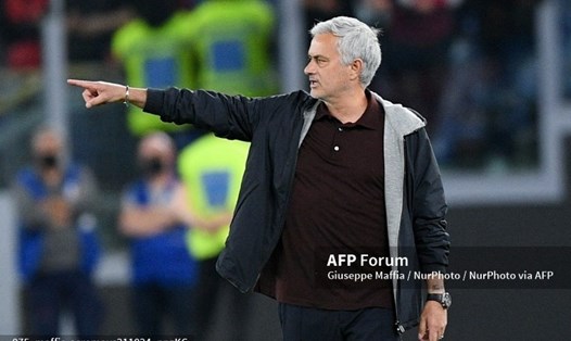 Jose Mourinho để lại hình ảnh xấu xí khi nhận thẻ đỏ ở trận AS Roma - Napoli. Ảnh: AFP.