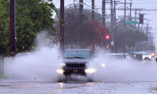 Tuyến đường ở California, Mỹ trong một đợt mưa bão trước đây. Ảnh minh họa. Ảnh: AFP