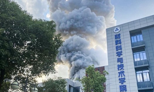 Khói bốc lên sau vụ nổ ở trường Đại học Hàng không và Vũ trụ Nam Kinh, Trung Quốc. Ảnh: Weibo