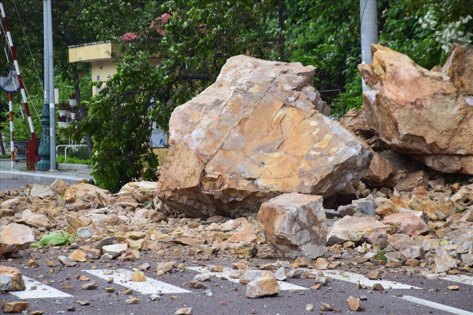 Sạt lở núi Bà Hỏa khiến 3 người bị thương. Ảnh: D.P