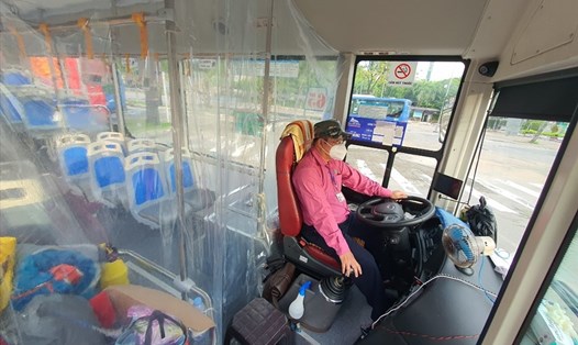 Xe buýt TPHCM hoạt động trở lại, trang bị màn chắn để giữ khoảng cách giữa tài xế và hành khách đảm bảo an toàn. Ảnh: Chân Phúc