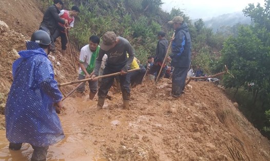 Người dân vùng núi Quảng Nam nỗ lực khắc phục hậu quả sau mưa lũ. Ảnh: Hoàng Thọ