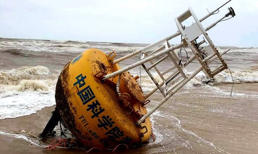 Chiếc phao nổi hàng hải khá nguyên vẹn, có chữ và số điện thoại Trung Quốc trôi vào bờ biển Thuận An. Ảnh: NVCC.