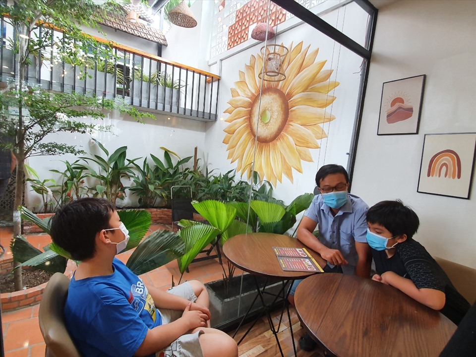 Sau 4 tháng, người dân Bình Dương được ngồi quán cà phê, ăn hàng trở lại.