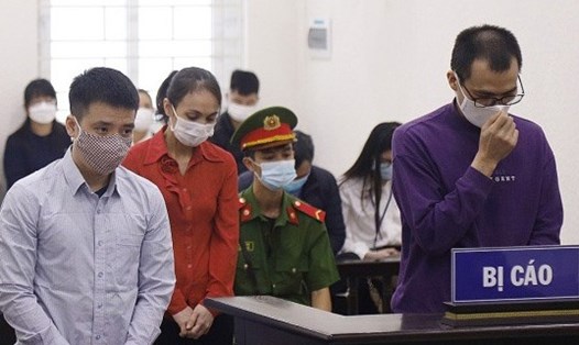 Cựu Kế toán trưởng Lê Văn Sinh (ngoài cùng bên phải) và thuộc cấp cũ tại phiên toà sơ thẩm. Ảnh: V.D