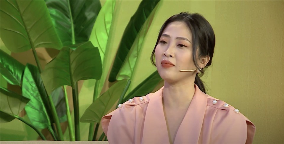 MC Liêu Hà Trinh bàn về việc dùng đồ hiệu của phụ nữ. Ảnh: Bee. MC Liêu Hà Trinh bàn về việc dùng đồ hiệu của phụ nữ. Ảnh: Bee.