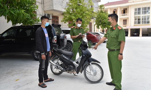 Nguyễn Văn Tình bị Công an huyện Gia Viễn (Ninh Bình) bắt giữ cùng tang vật. Ảnh: NT