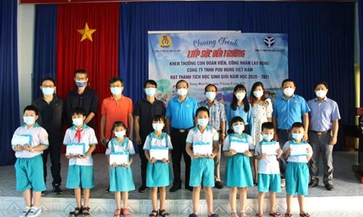 Các đại biểu tham dự và trao tặng học bổng cho các em học sinh nghèo đạt thành tích học sinh giỏi năm học 2020-2021. Ảnh: LĐLĐ tỉnh Tây Ninh