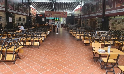 Tại một quán ăn trên đường Nguyễn Thị Thập (quận 7, TPHCM), các nhân viên đang sắp xếp, lau chùi lại bàn ghế sẵn sàng phục vụ bán tại chỗ khi được phép. Ảnh: Vũ Phúc