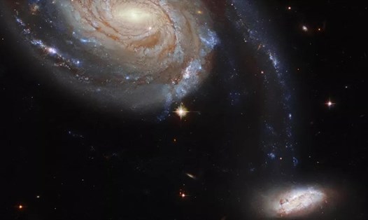 Hai thiên hà NGC 7752 và NGC 7753 tương tác như một vật thể duy nhất được gọi là Arp 86. Ảnh: ESA/Hubble & NASA/Dark Energy Survey, J.Dalcanton