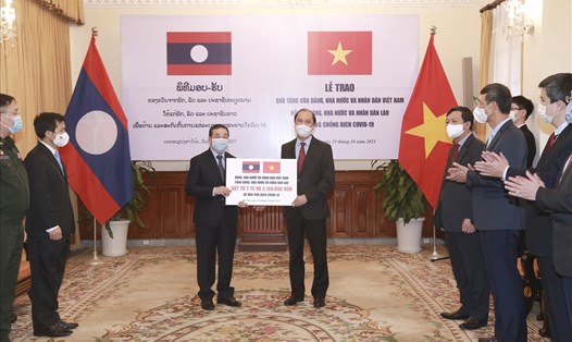 Việt Nam hỗ trợ khẩn cấp Lào 2.150.000 USD và một số vật tư y tế. Ảnh: Bộ Ngoại giao