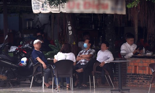 Nhiều quán ăn, cà phê tại TPHCM phục vụ tại chỗ dù chưa được phép. Ảnh: Thanh Vũ