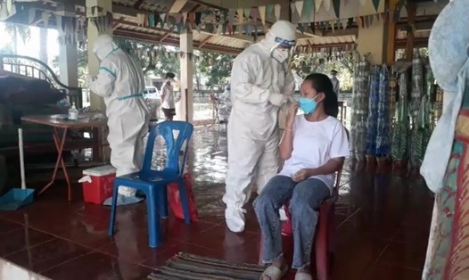 Đoàn cán bộ y tế Quảng Bình lấy mẫu cộng đồng tại Lào. Ảnh: CTV