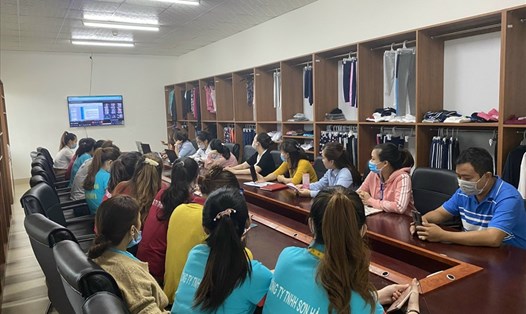 Đoàn viên, người lao động CĐCS Công ty THNHH MTV Sơn Hà Huế đang chăm chú nghe báo cáo viên trình bày những kiến thức về sức khoẻ sinh sản. Ảnh: H. Hiền.
