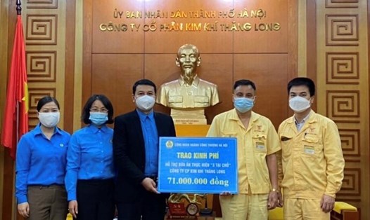 Công đoàn ngành Công thương Hà Nội trao hỗ trợ bữa ăn "3 tại chỗ" tại Công ty Cổ phần Kim khí Thăng Long. Ảnh: CĐN