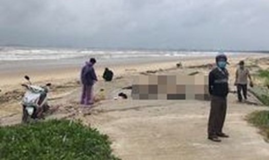 Bờ biển Quảng Nam, nơi phát hiện 3 thi thể người dân Quảng Ngãi bị mất tích. Ảnh: Mai Chi