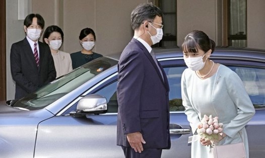 Công chúa Nhật Bản Mako rời cung điện tới nơi tổ chức họp báo sau khi chính thức cưới Kei Komuro. Ảnh: Pool