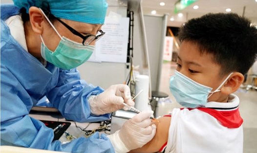 Trung Quốc đã tiêm chủng vaccine COVID-19 cho trẻ em từ 12 tuổi trở lên, ít nhất 5 tỉnh nước này thông báo bắt đầu mở rộng tiêm phòng cho trẻ từ 3 tuổi. Ảnh: Tân Hoa Xã