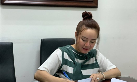 Ngày 25.10, ca sĩ Vy Oanh nộp đơn đề nghị khởi tố doanh nhân Nguyễn Phương Hằng. Ảnh: NVCC