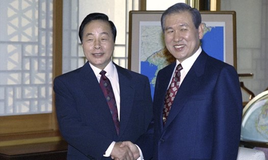 Tổng thống đắc cử Hàn Quốc Kim Young-Sam (trái) bắt tay với tổng thống sắp mãn nhiệm Roh Tae-woo (phải) vào tháng 2.1993 tại Nhà Xanh. Ảnh: AFP