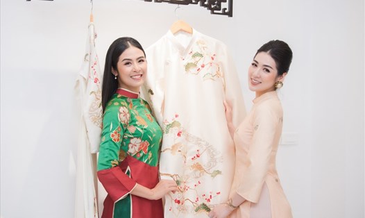 Hoa hậu Ngọc Hân giới thiệu một mẫu thiết kế áo dài cho Á hậu Tú Anh. Ảnh: Vũ Toàn.