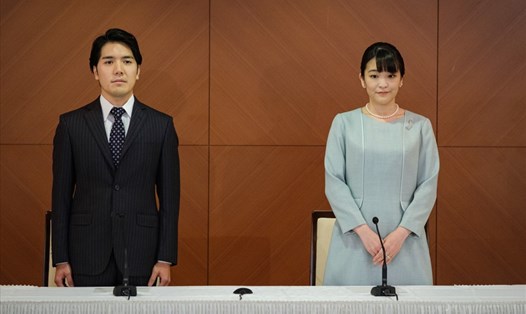 Cựu Công chúa Mako và chồng - Kei Komuro trong cuộc họp báo đầu tiên sau khi kết hôn. Ảnh: AFP