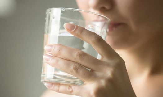 Uống nước đúng cách và đầy đủ mang lại nhiều lợi ích cho sức khoẻ. Ảnh: Tasteofhome.com