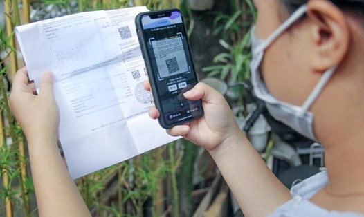 Khách hàng thanh toán tiền điện qua ứng dụng QR Code. Ảnh: Ngọc Thạch