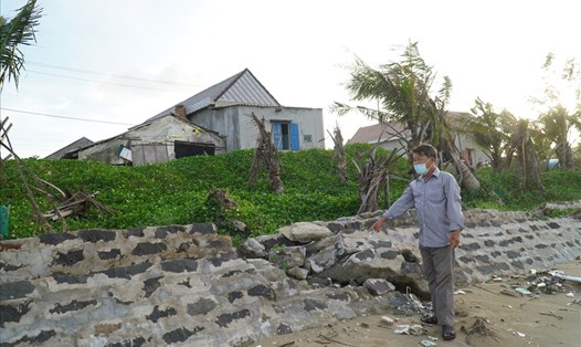 Xâm thực bờ biển Quảng Ngãi khiến người dân lo sợ về tài sản và tính mạng. Ảnh: Thanh Chung