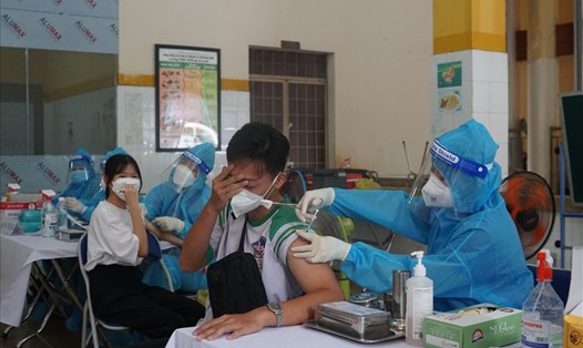 Trẻ em huyện Củ Chi phấn khởi đi tiêm chủng vaccine ngừa COVID-19. Ảnh: Thanh Chân