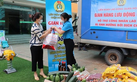 Liên đoàn Lao động quận Hoàng Mai (Hà Nội) trao hỗ trợ cho giáo viên trường Mầm non dân lập Vườn Xanh Nam Đô (phường Thịnh Liệt).  Ảnh: CĐN