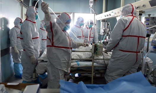 Một bệnh nhân cúm gia cầm H7N9 đang được điều trị tại một bệnh viện ở Vũ Hán, Trung Quốc năm 2017. Ảnh minh họa: AFP