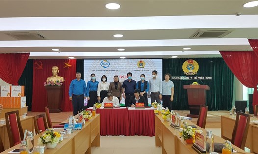 Công đoàn Y tế Việt Nam ký kết với Công ty Cổ phần Curcumin Bắc Hà Bắc Kạn. Ảnh: Lương Hạnh.