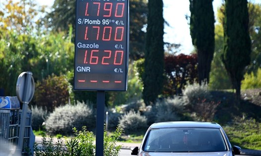 Giá xăng dầu tại một cây xăng ở Gardanne, Pháp, ngày 26.10 khi giá năng lượng toàn cầu tăng vọt trong bối cảnh các nước đang phục hồi sau dịch COVID-19. Ảnh: AFP