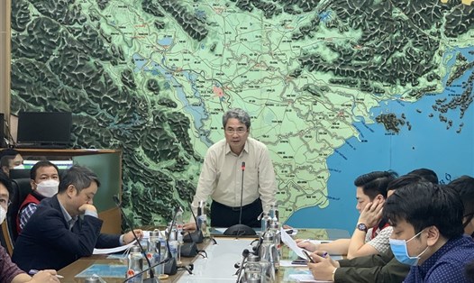 Phó Chánh Văn phòng Nguyễn Đức Quang đề nghị tiếp tục theo dõi thông tin áp thấp nhiệt đới để chủ động các biện pháp phòng tránh. Ảnh: Ngọc Hà