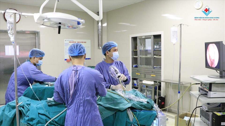Các bác sĩ thực hiện phẫu thuật cho bệnh nhân. Ảnh: BVCC Các bác sĩ thực hiện phẫu thuật cho bệnh nhân. Ảnh: BVCC