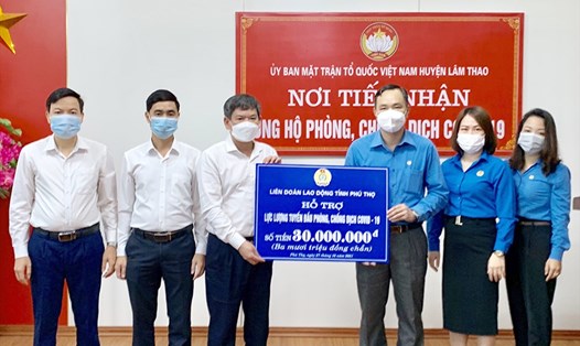 Liên đoàn Lao động tỉnh Phú Thọ ủng hộ công tác phòng, chống dịch COVID-19 tại huyện Lâm Thao. Ảnh: Đức Thuận