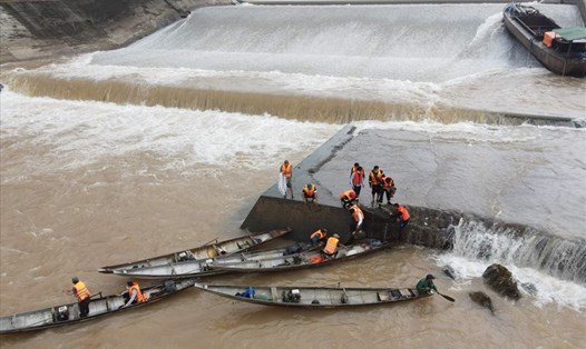 Giải cứu đoàn cán bộ Sở GTVT tỉnh Quảng Trị mắc kẹt trên ụ nổi ở đập tràn. Ảnh: HT.
